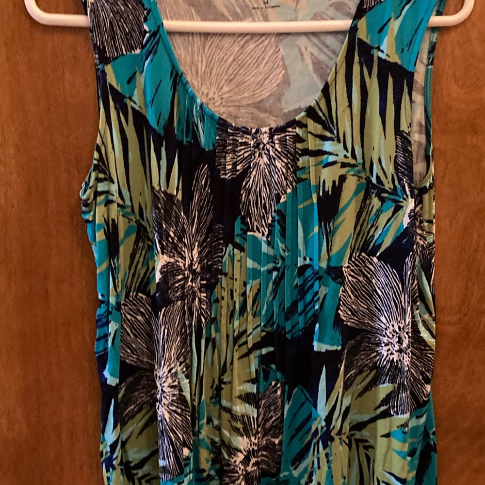 Beautiful tropical print sleeveless top with pleated chest
